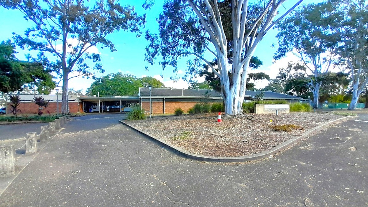 This is the view of the asphalted road with a hump facing the centre’s main entrance. A left turn will lead you to the carpark area. A small reception area and a retail store can be found in between the two low set buildings. The facility is made of brown brick walls and surrounded by large trees.
